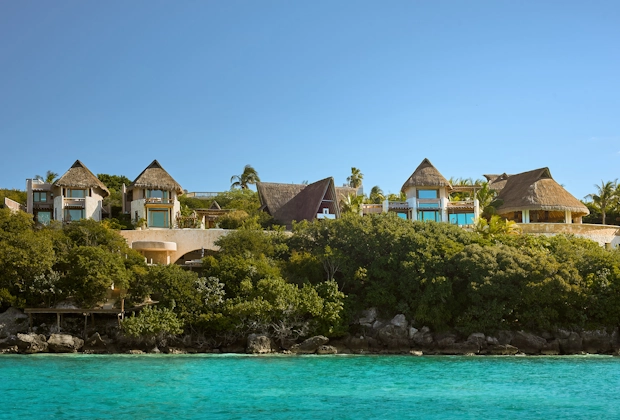 Sendero exterior de Wayak Luxury Village al atardecer