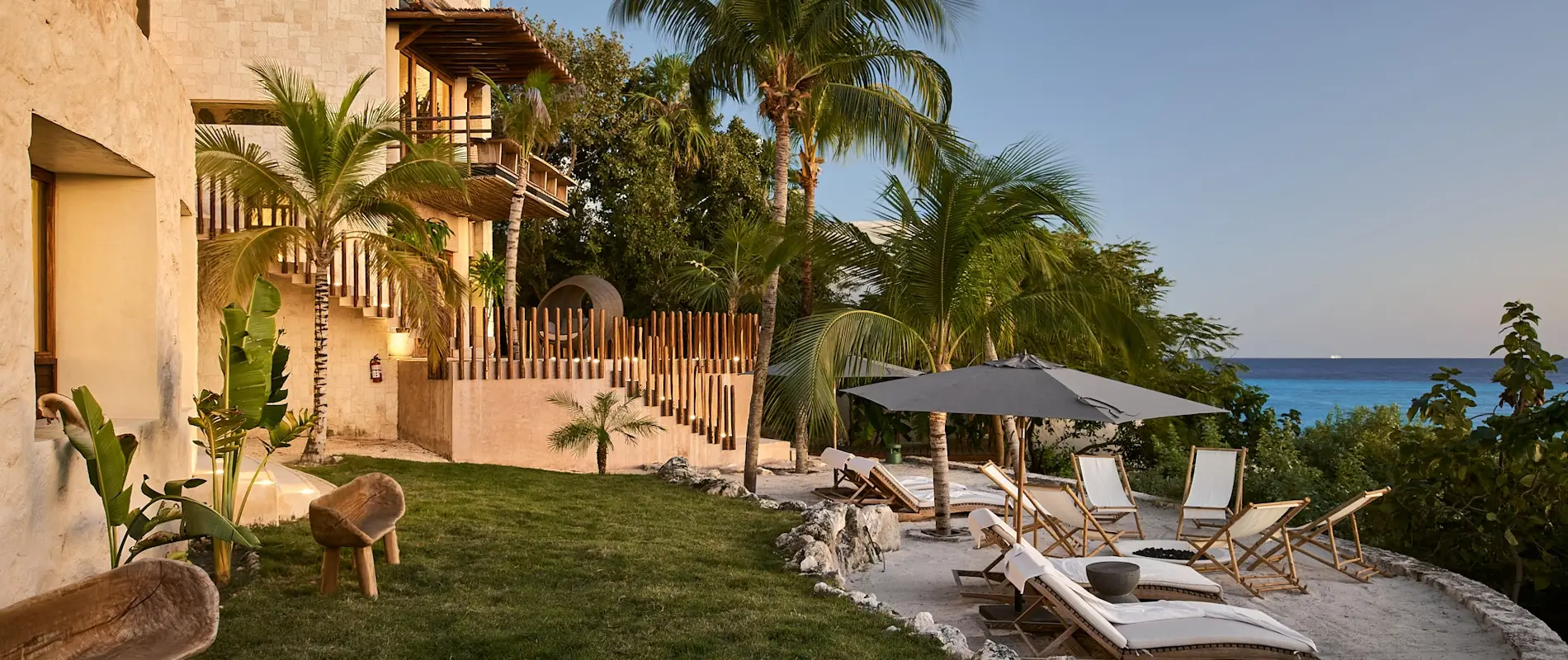 Lounge Wayak con alberca y Caribe de fondo
