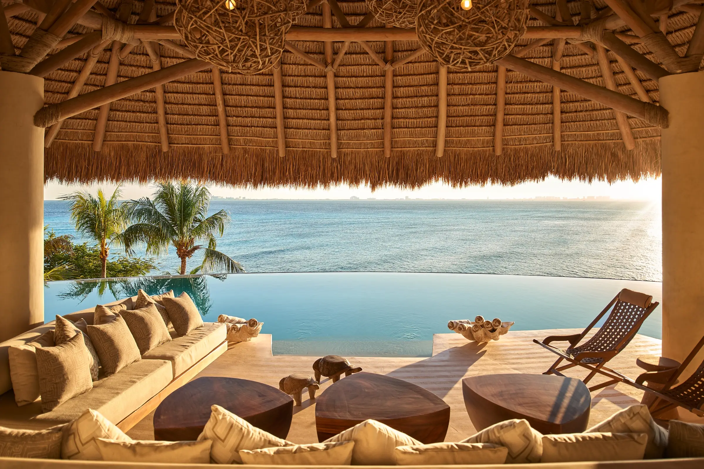 Habitación con vista a infinity pool en Villa Wayak