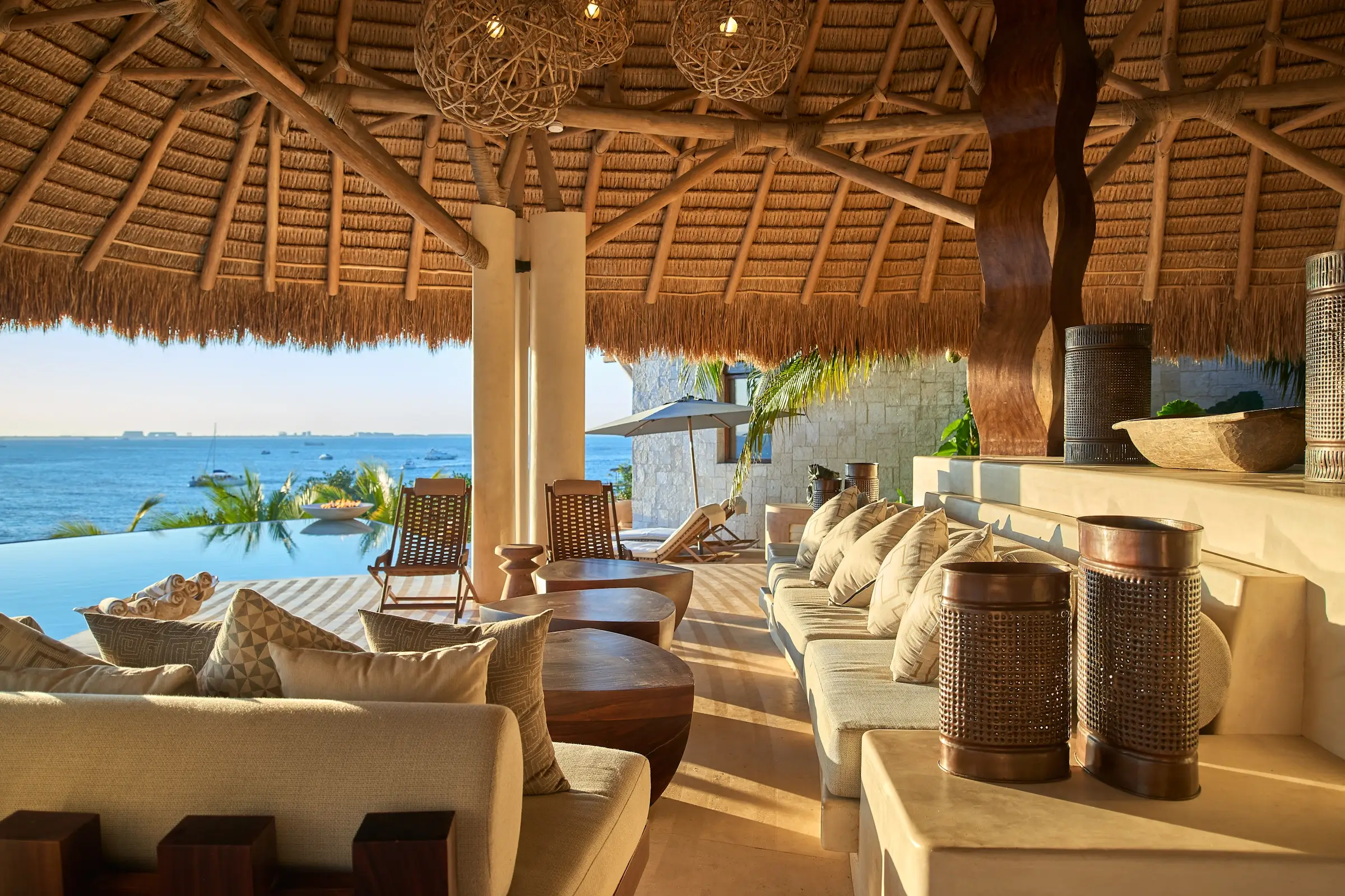 Habitación de sofás con vista al mar en Villa Wayak