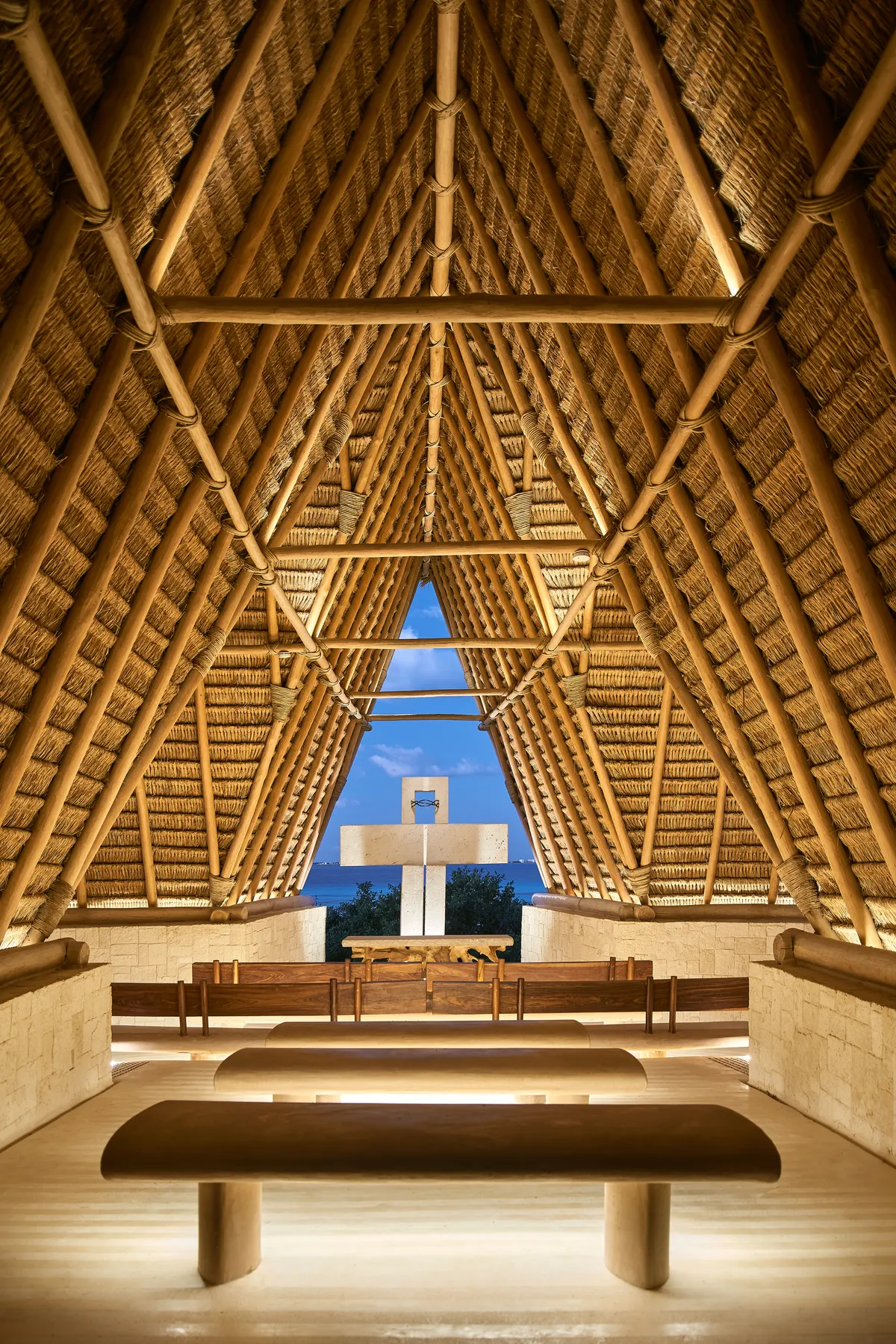 Capilla con techo de palapa y vista al mar en Villa Wayak