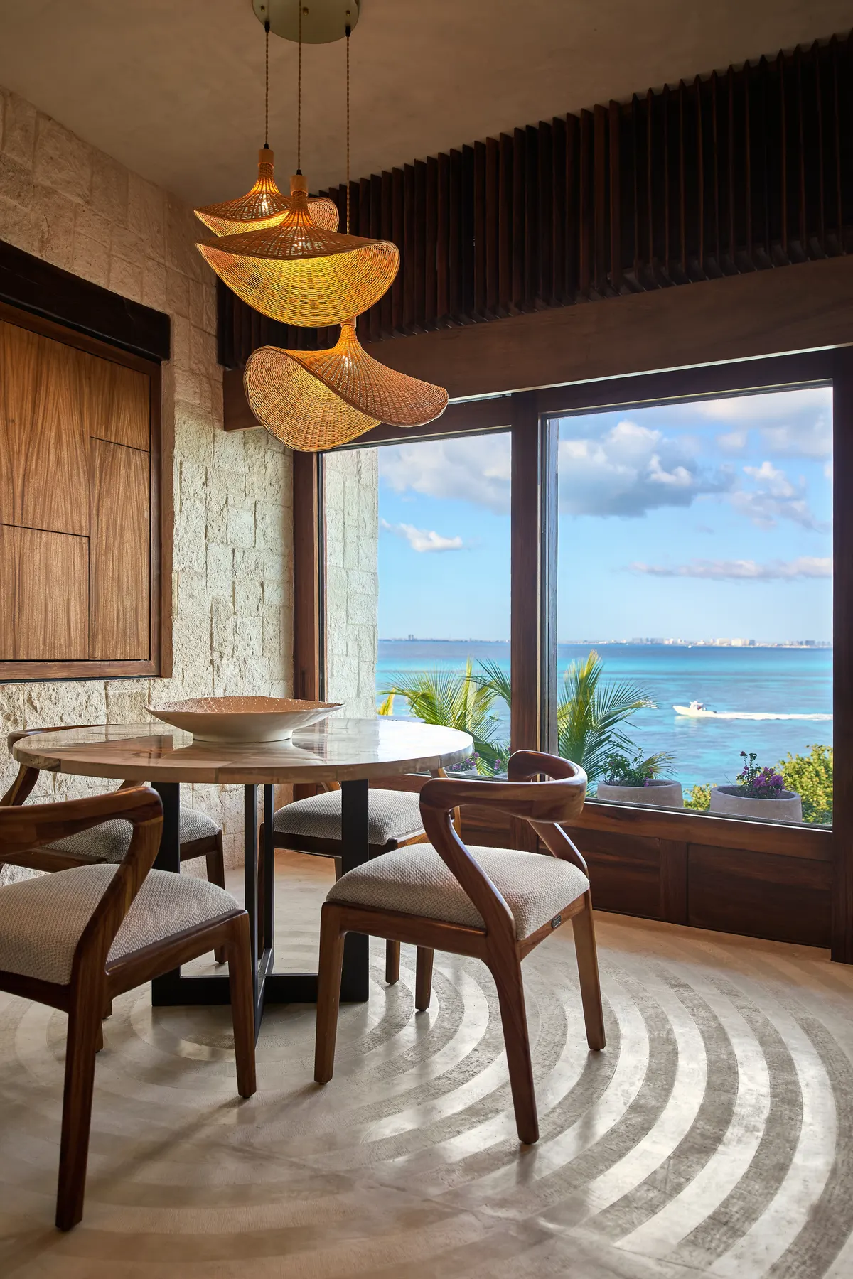 Rincón de desayunador con vista al mar en Villa Wayak