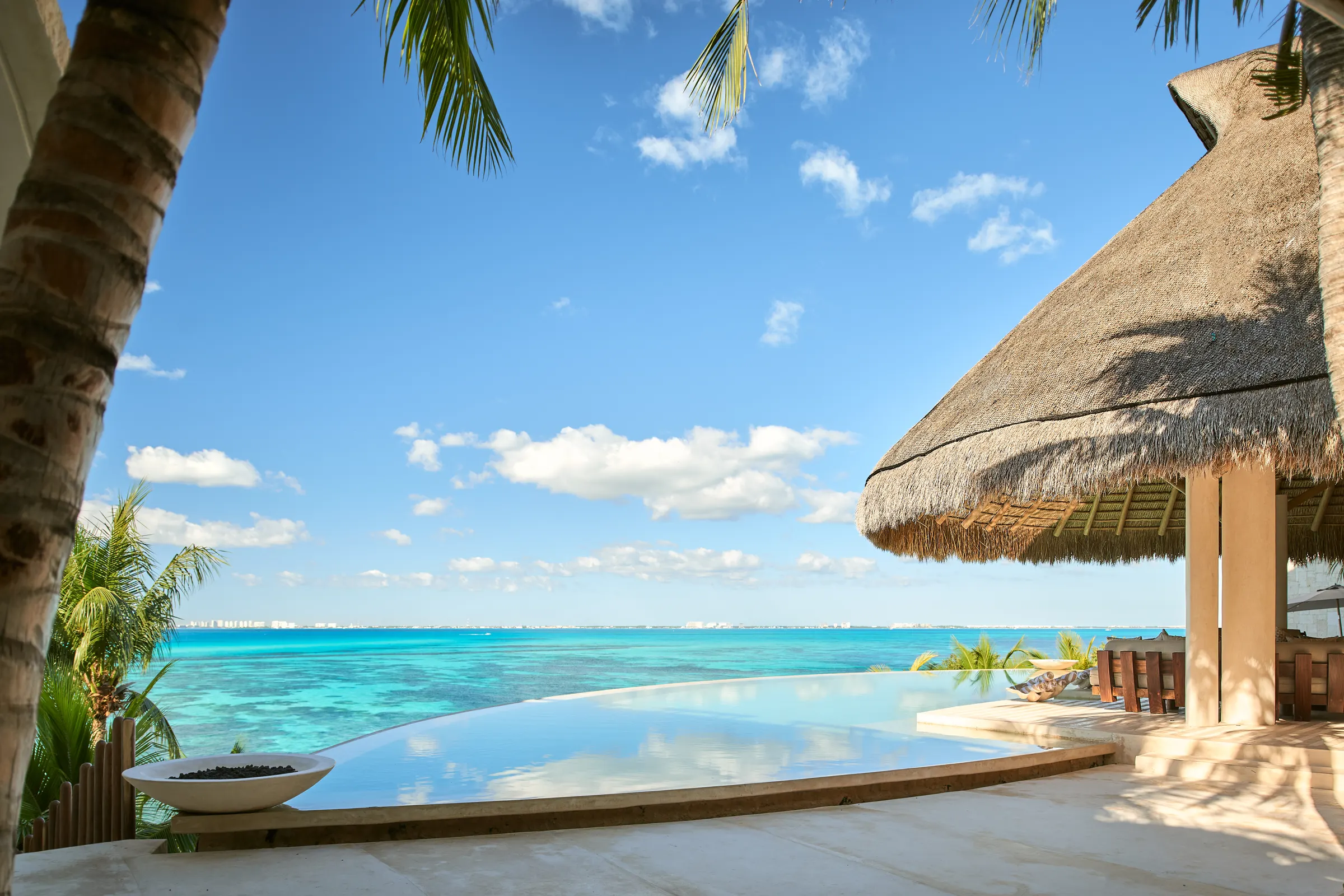Alberca infinita con palapa y vista al mar en Villa Wayak