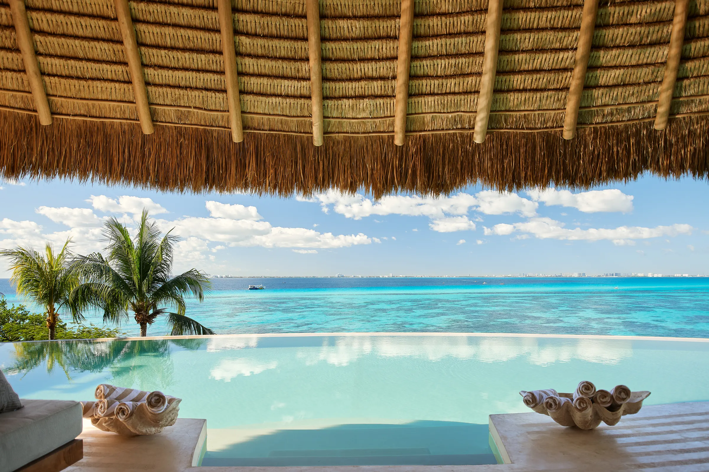 Vista de la alberca infinita desde la palapa en Villa Wayak