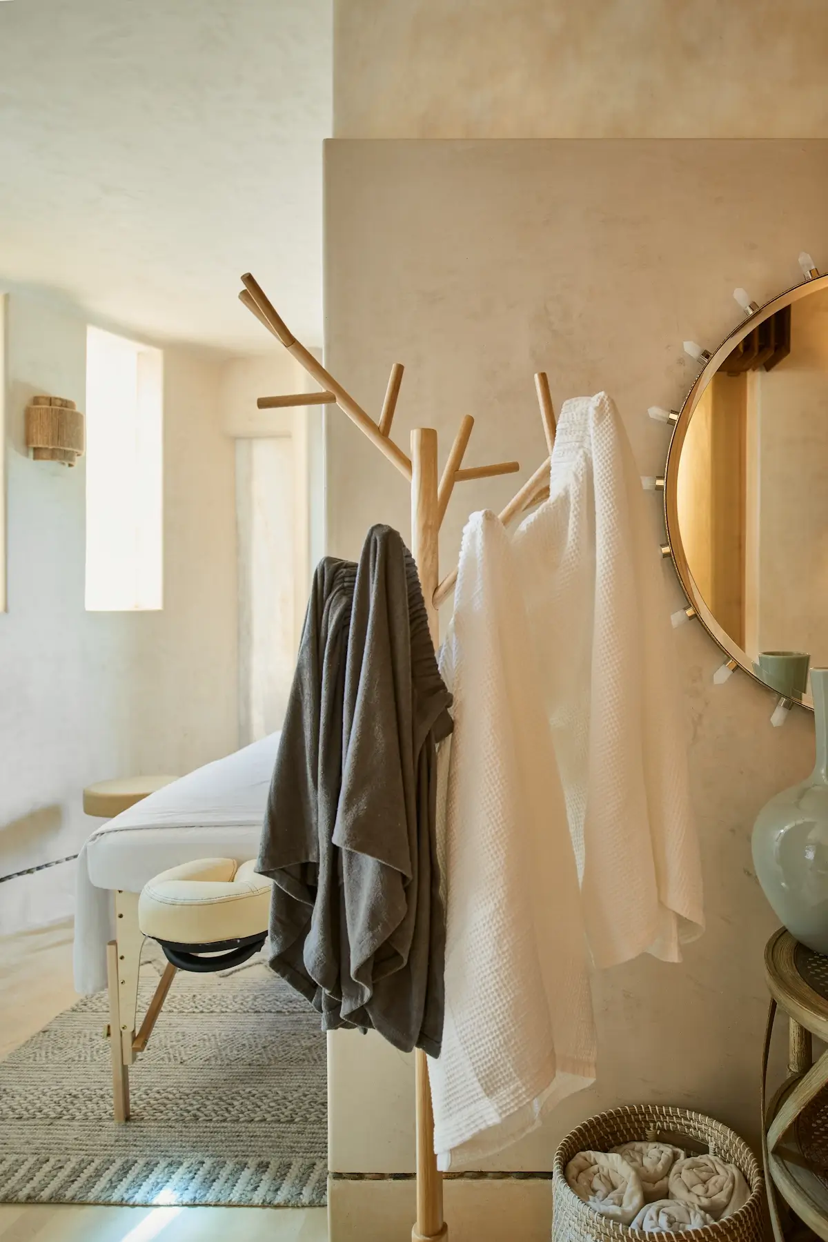 Perchero con toallas fuera de la habitación de sauna en Villa Wayak