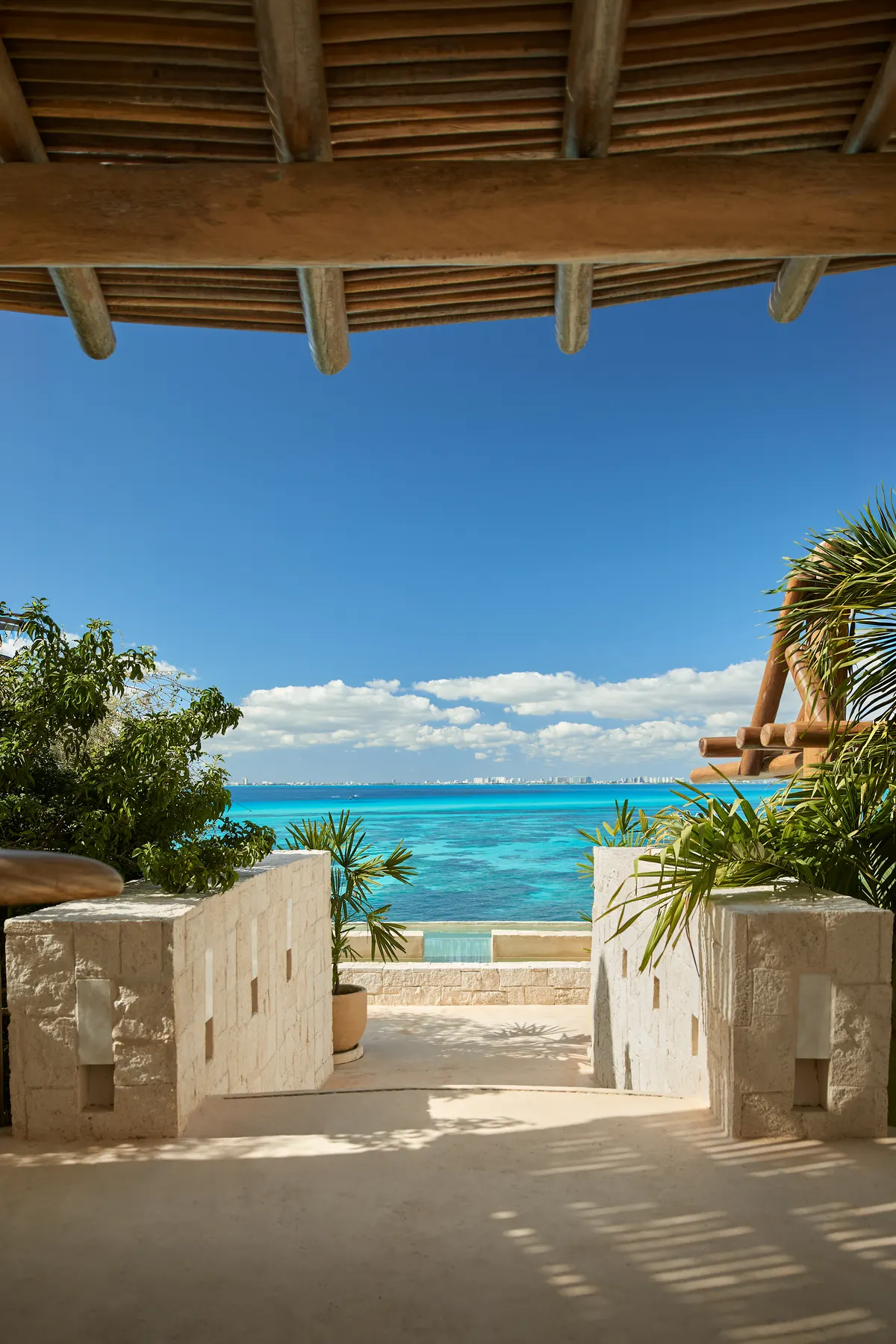 Vista al mar desde la terraza entre muros de piedra en Villa Wayak