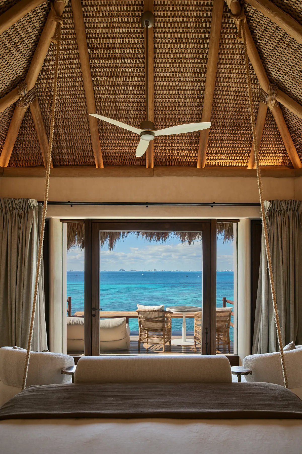 Recámara con terraza privada sobre el mar en Villa Wayak