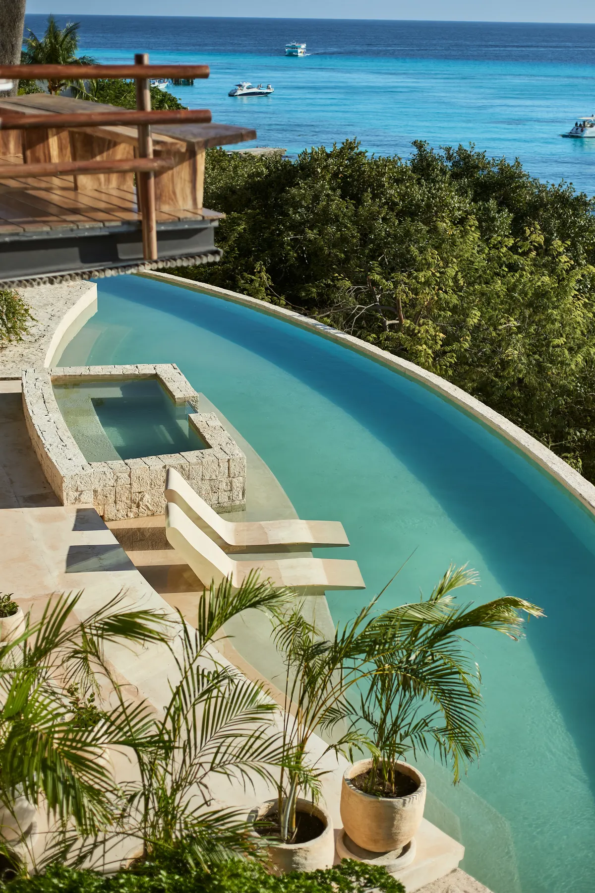 Vista aérea de la alberca infinita con jacuzzi en Villa Wayak