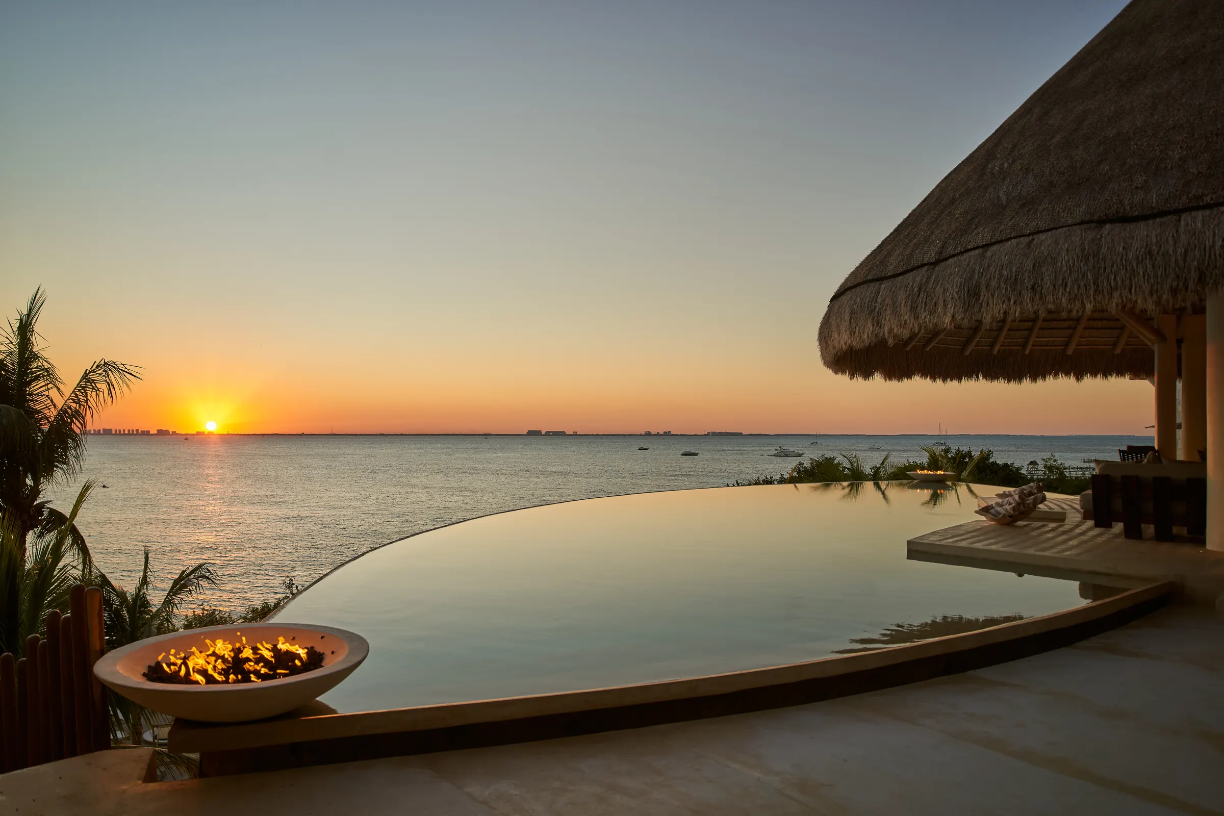 Atardecer sobre el mar visto desde la alberca infinita en Villa Wayak