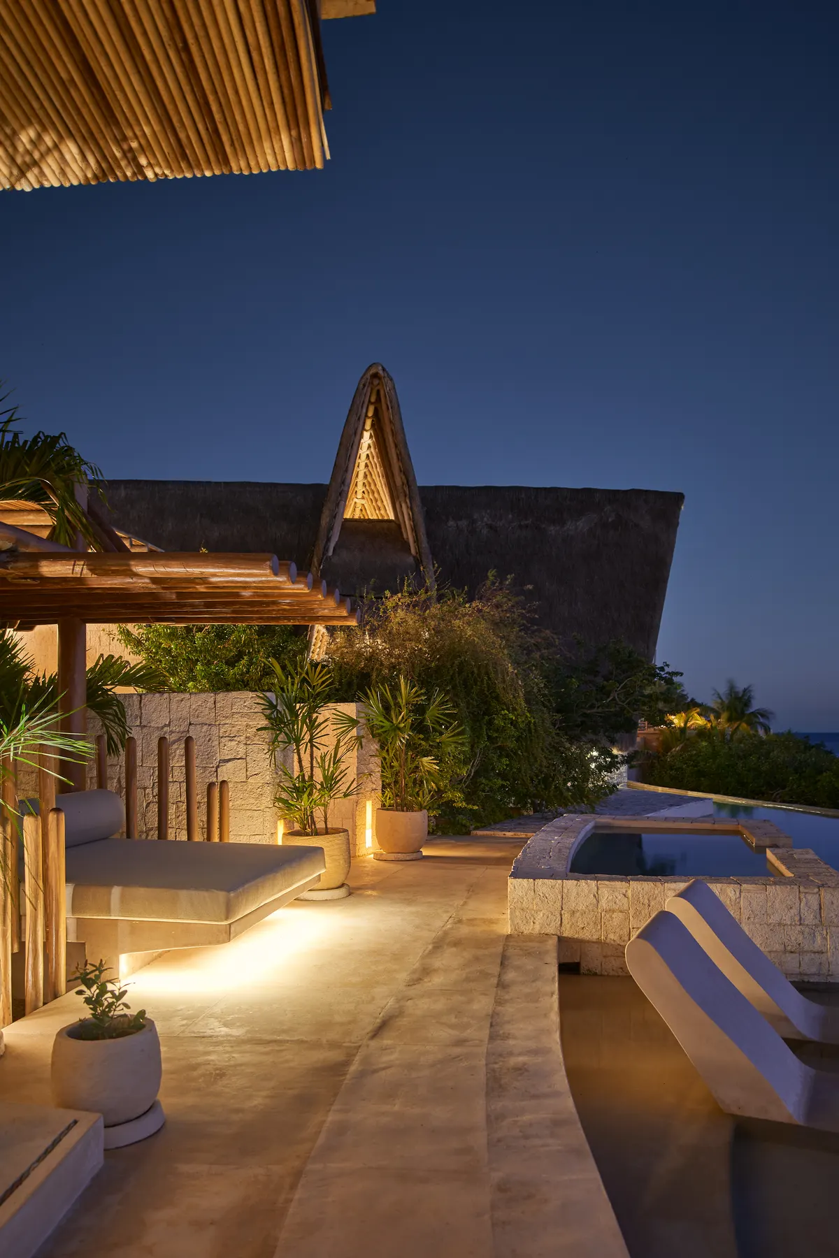 Terraza nocturna con camastro y jacuzzi en Villa Wayak
