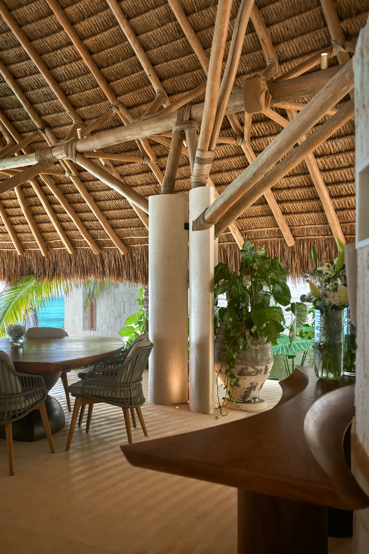 Comedor bajo la palapa con vista al mar en Villa Wayak