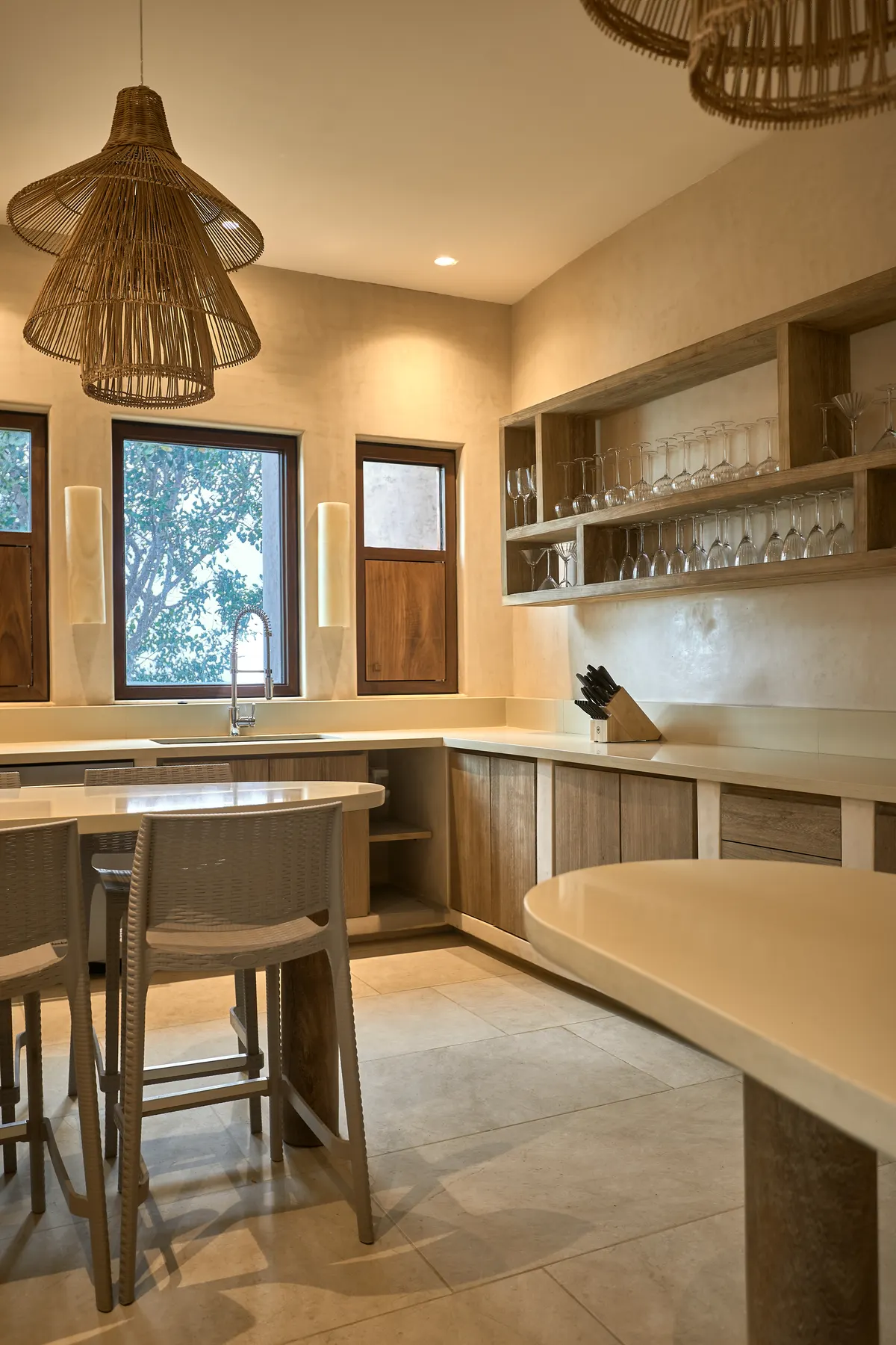 Cocina con barra y vasos de cristal en Villa Wayak