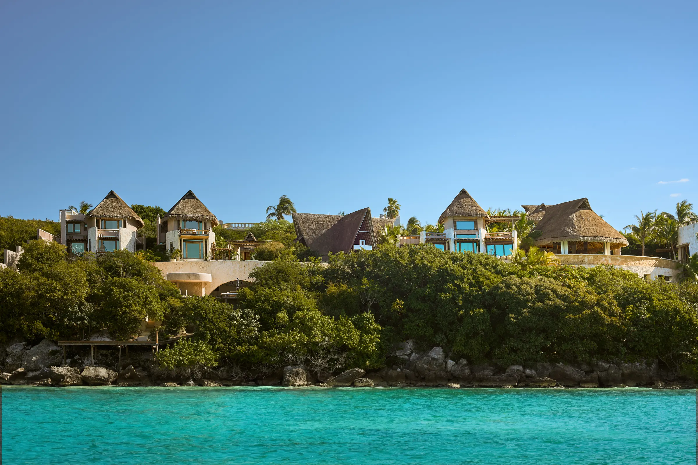 Vista exterior de las palapas de Villa Wayak desde el mar