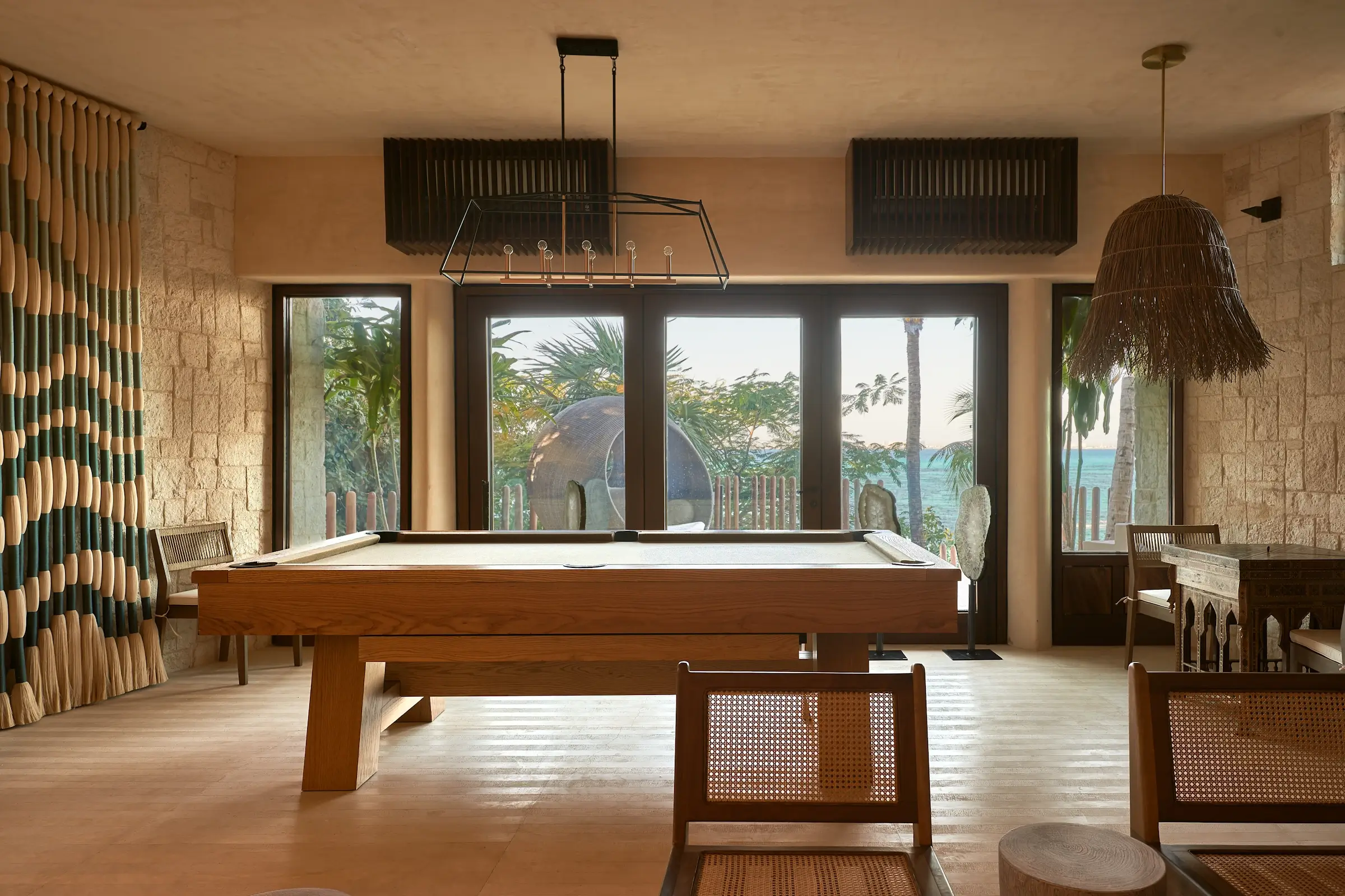 Habitación de juegos con mesa de billar en Villa Wayak