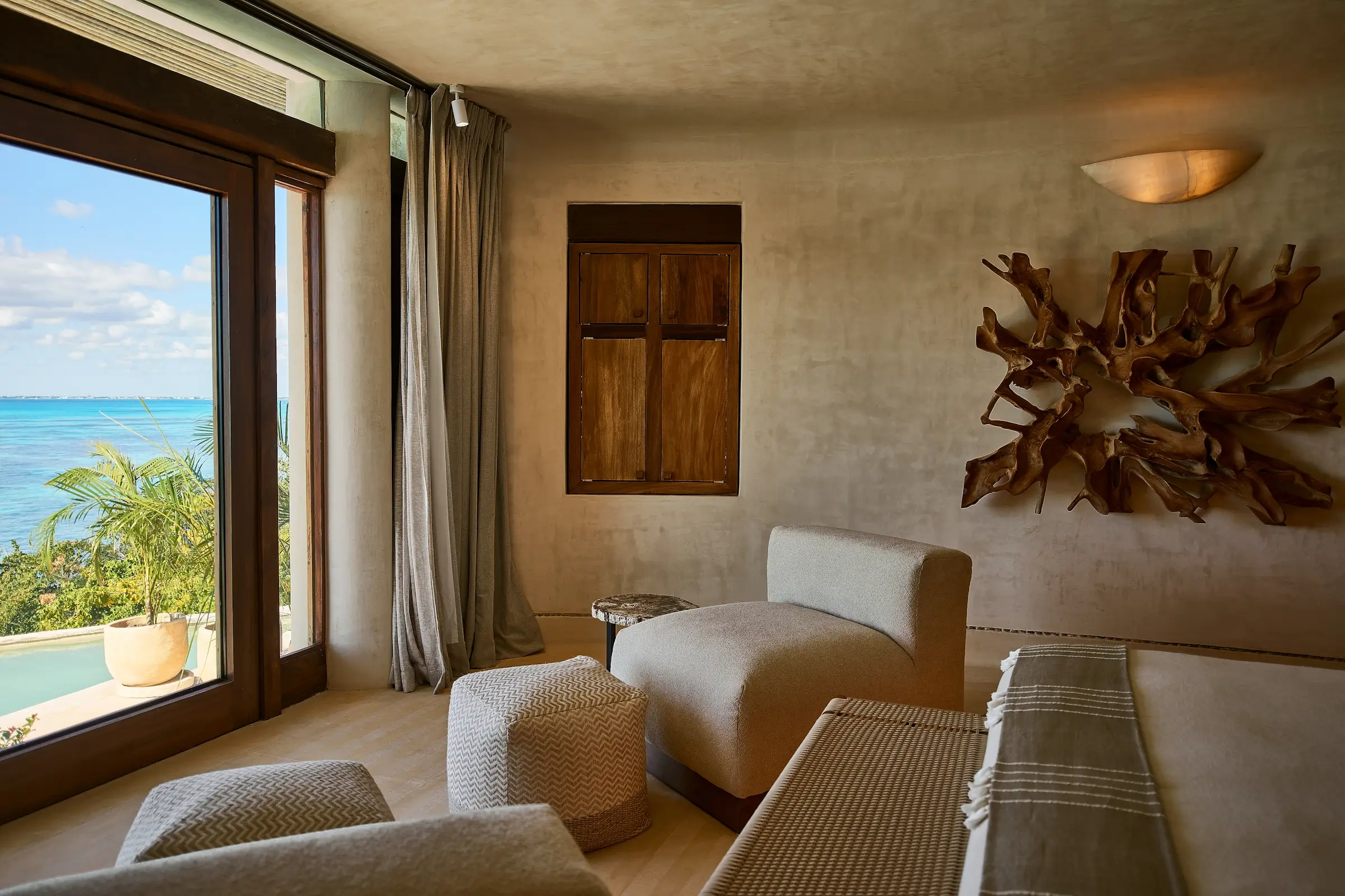 Sofás en dormitorio con vista al mar en Villa Wayak